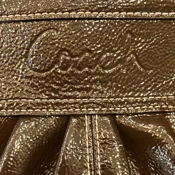 Coach Dark chocolate patent leather shoulder bag. Z25842 - Picture 2 of 13